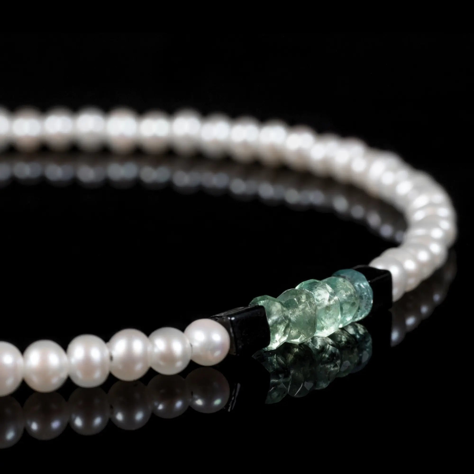 White Pearl - Emerald Bracelet I (2.5-3mm)