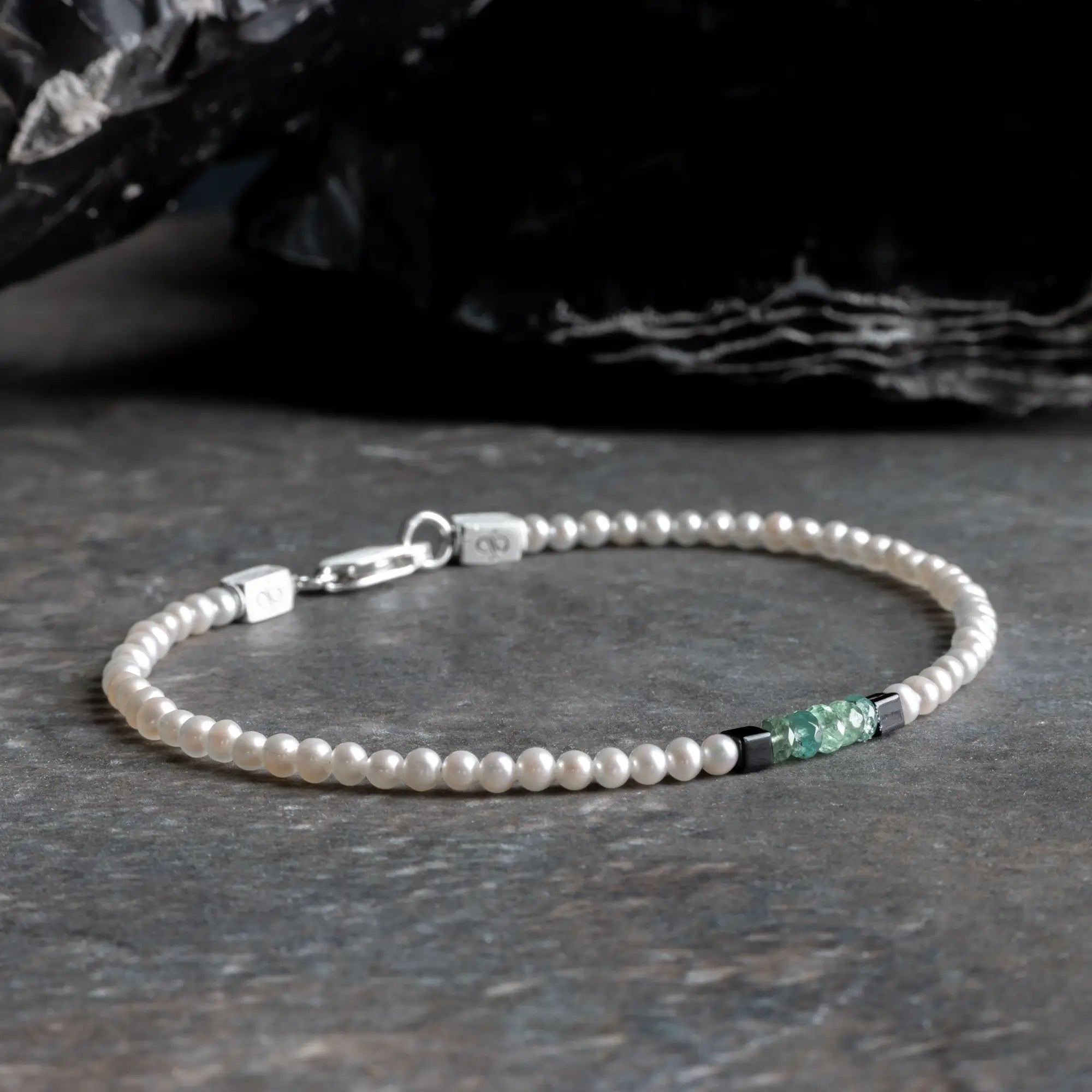 White Pearl - Emerald Bracelet I (2.5-3mm)