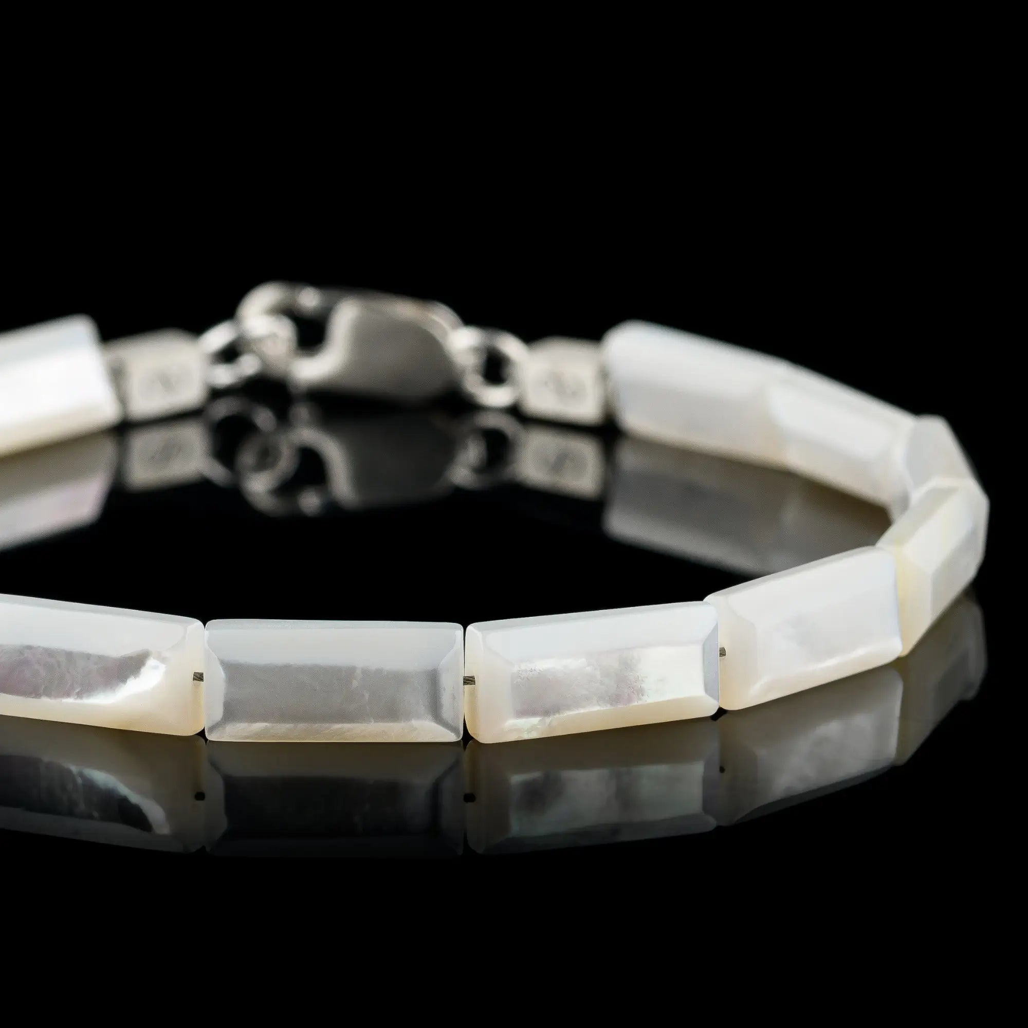 Close-up detail of silver lip oyster bracelet for men. 13x6mm shell. Aurum Brothers.