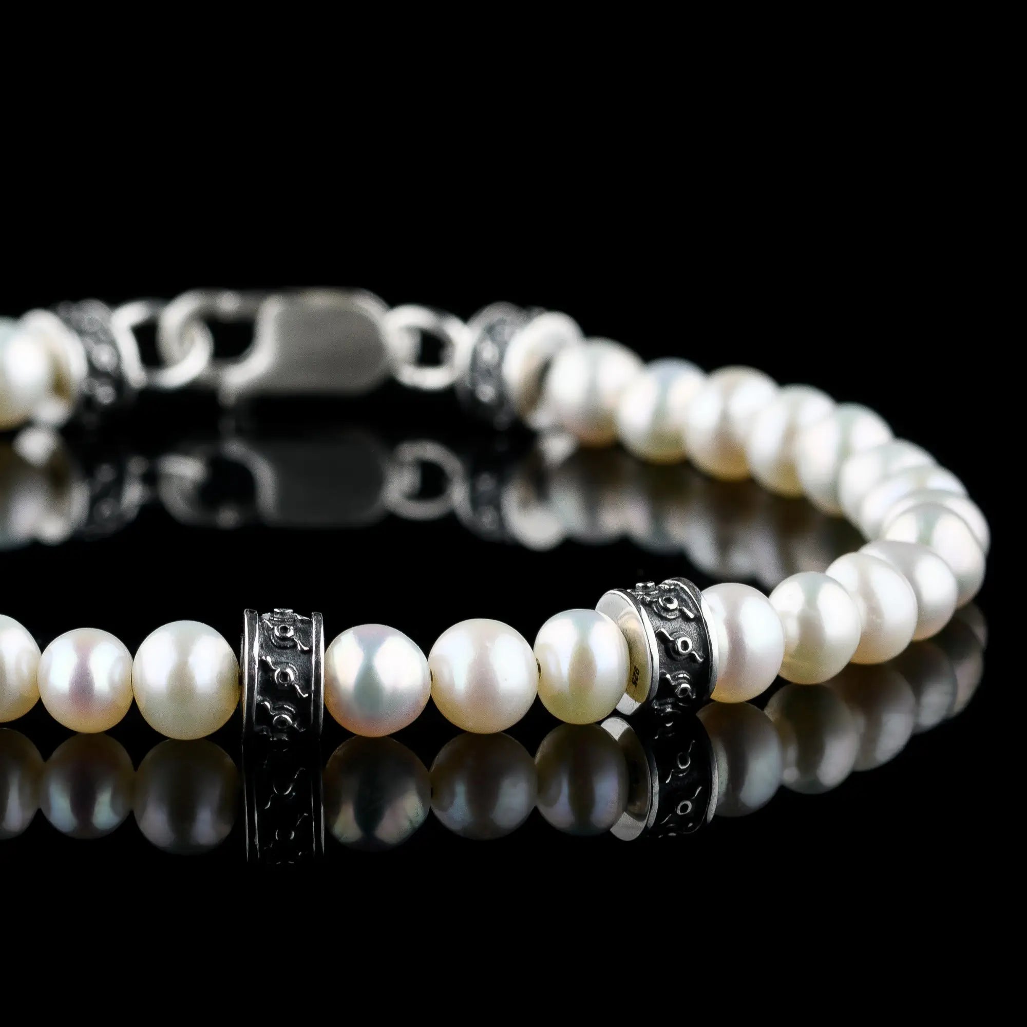 Close-up detail of white pearl bracelet for men. 6mm pearls. Aurum Brothers.