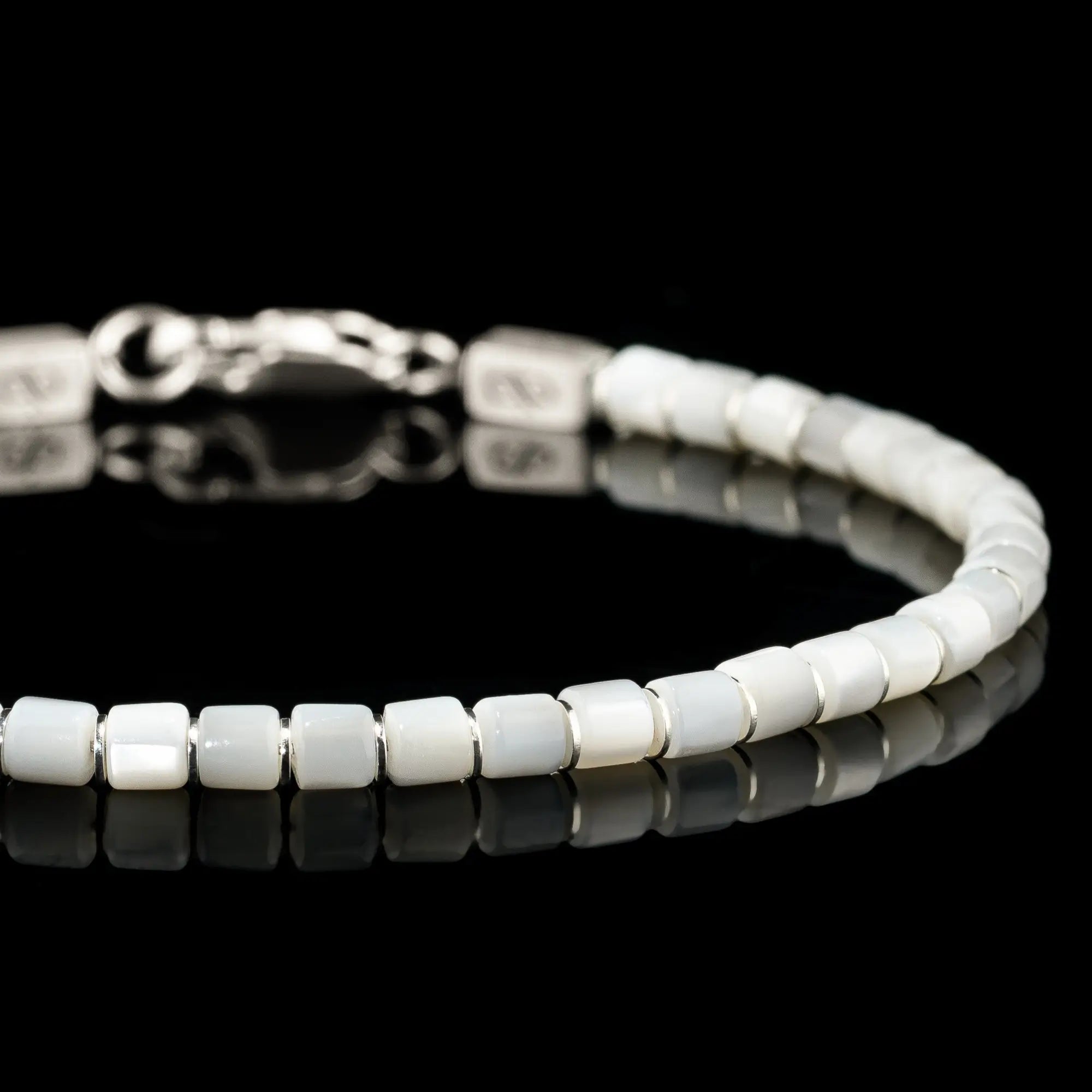 Close-up detail of mother of pearl bracelet for men. 3mm nacre. Aurum Brothers.